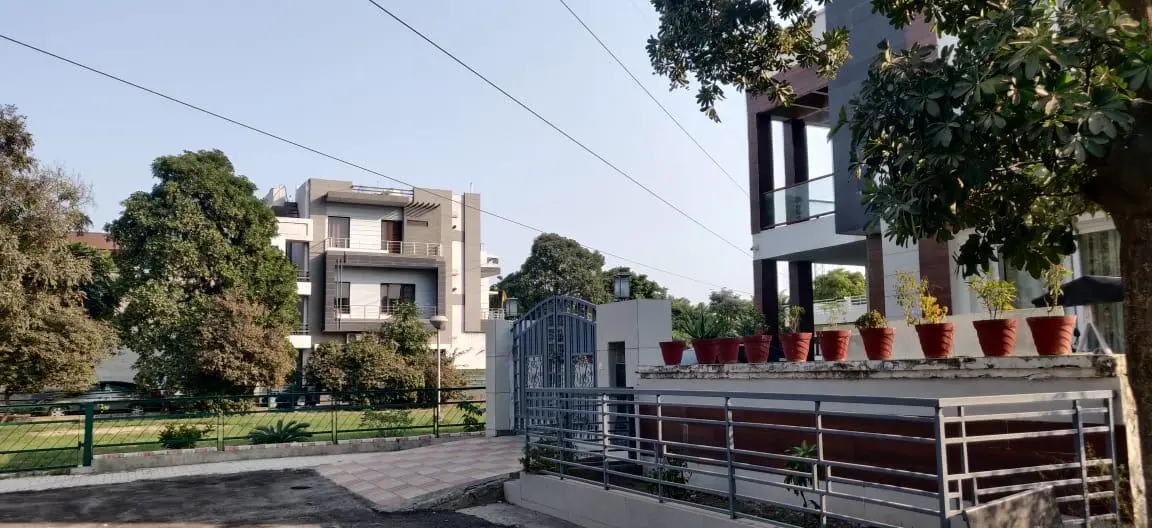 Sunny Enclave image